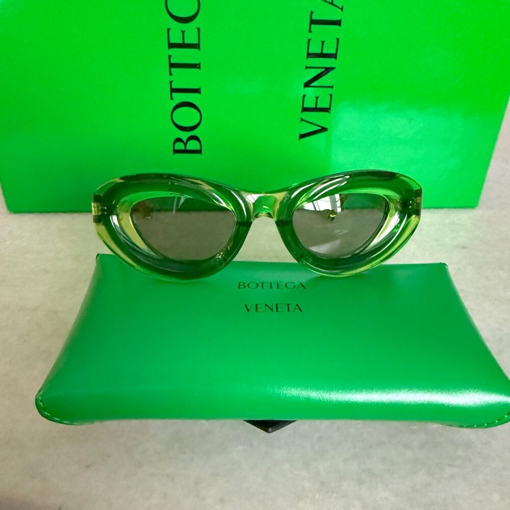 BOTTEGA VENETA Women's Green Cat Eye Sunglasses 703244 - Picture 6 of 16